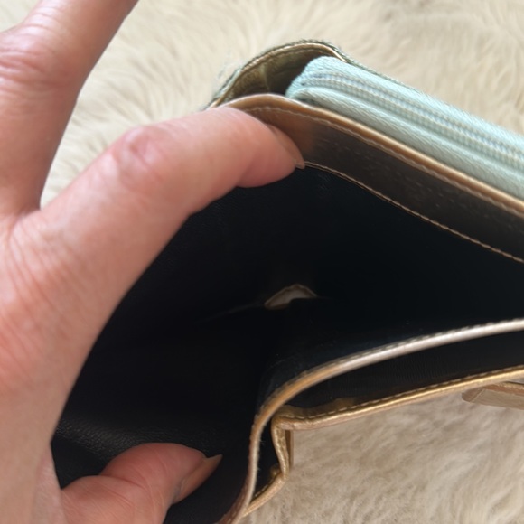 AUTHENTIC GUCCI LIGHT GREEN WALLET - Picture 5 of 8